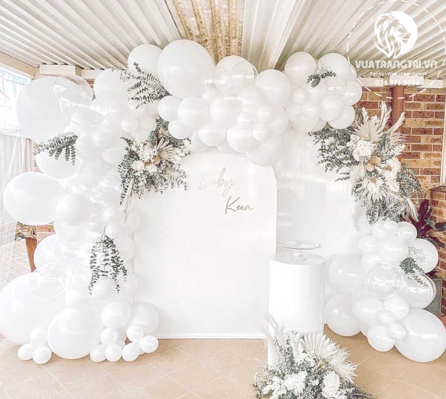 Trang trí đám cưới màu trắng - backdrop hoa lụa kết hợp bong bóng đẹp
