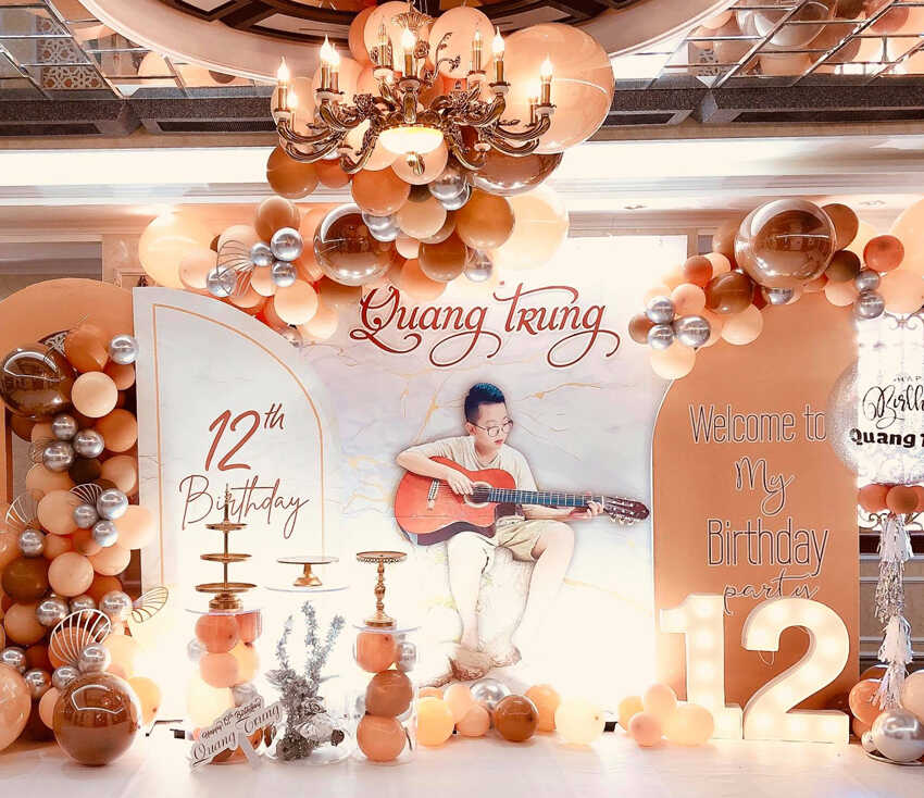 Trang trí sinh nhật 3d bé trai sang trọng - backdrop 3d màu cam 