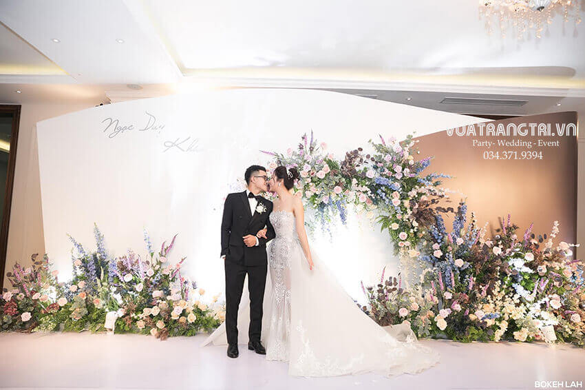 Backdrop đám cưới bằng hoa tươi vòm cao cấp đẹp