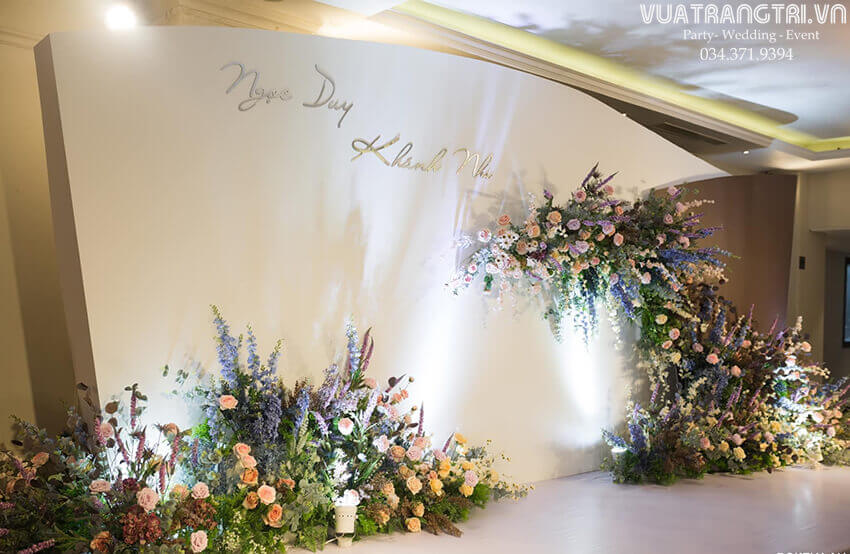 Backdrop đám cưới bằng hoa tươi vòm cao cấp đẹp