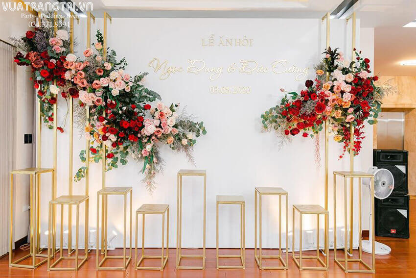 Backdrop đám cưới sang trọng kết hợp hoa tươi cao cấp màu đỏ