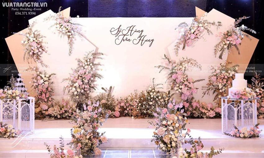 Backdrop đám cưới sang trọng kết hợp hoa tươi màu hồng cao cấp